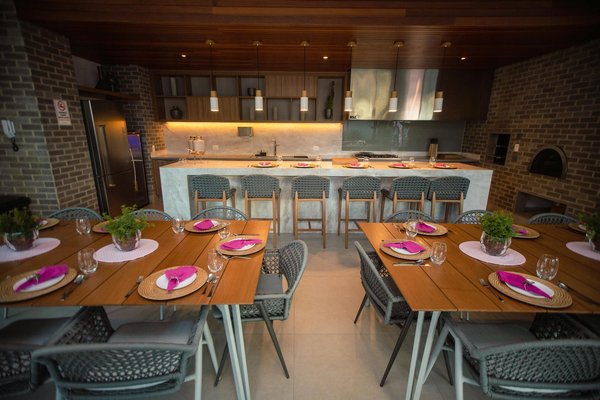 Délices chocolatés : Réinventez vos soirées avec une fondue au chocolat et fruits frais, alliant convivialité et gourmandise